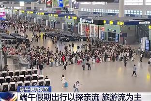 深圳新鹏城球迷和三镇球迷看台对骂起冲突，相互投掷物品